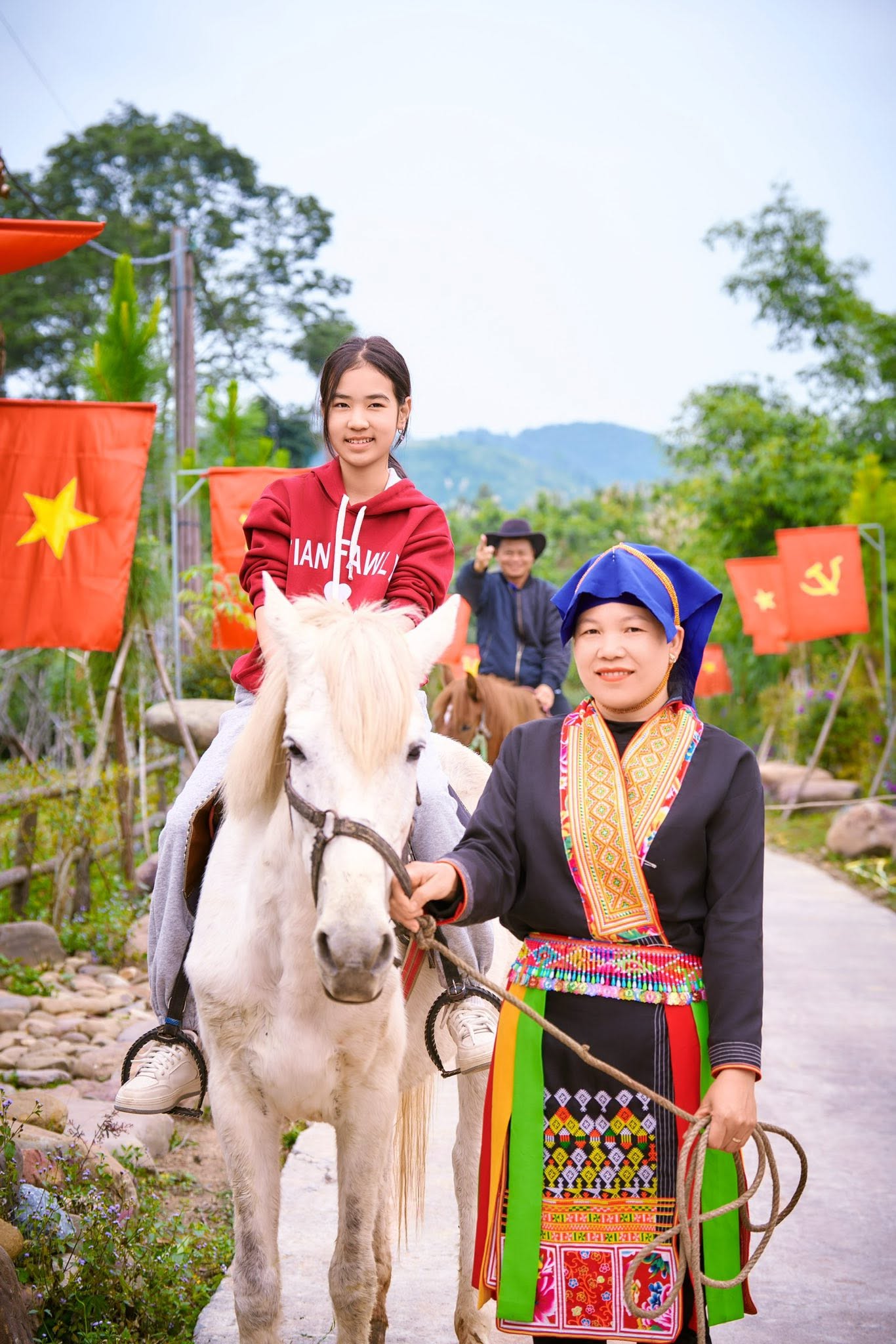 Cưỡi ngựa quanh bản